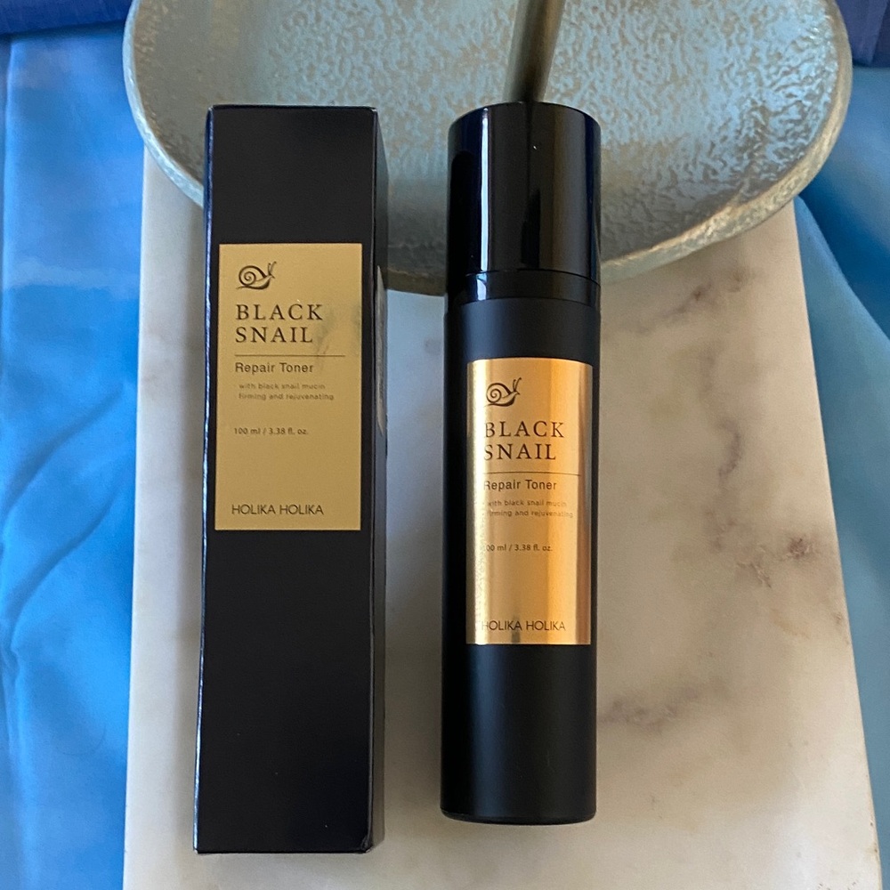 NWT Holika Black Snail Repair Toner